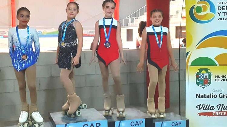Patinadoras del Club Atl&eacute;tico en el podio
