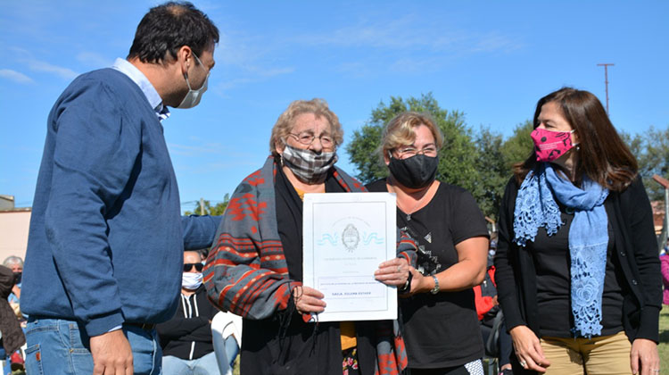​Presidi&oacute; el intendente municipal la entrega de 93 escrituras