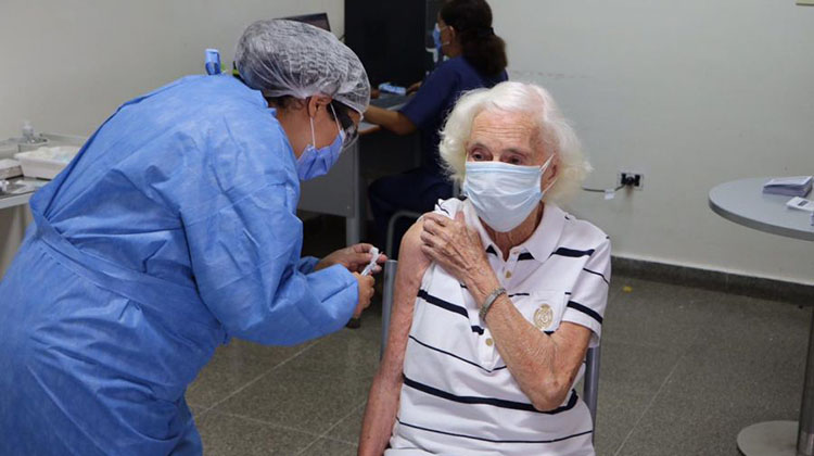 Mayores de 70 se pueden vacunar sin turno en la Provincia