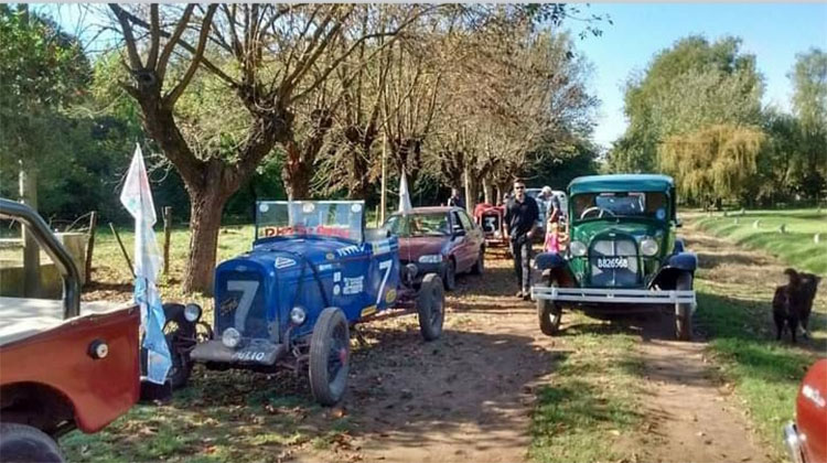 ​Autos cl&aacute;sicos recorren caminos del partido