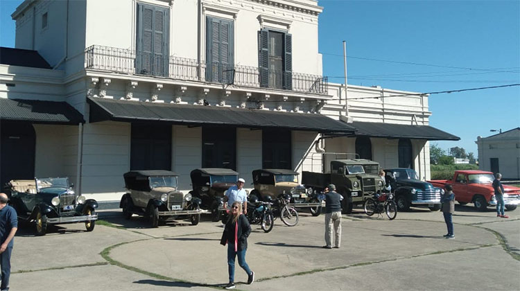 ​Los autos cl&aacute;sicos recorren los caminos del partido