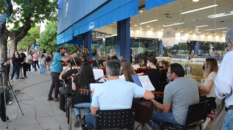 ​&ldquo;Arte al Paso&rdquo; da vida a los festejos del 158&ordm; aniversario de la ciudad