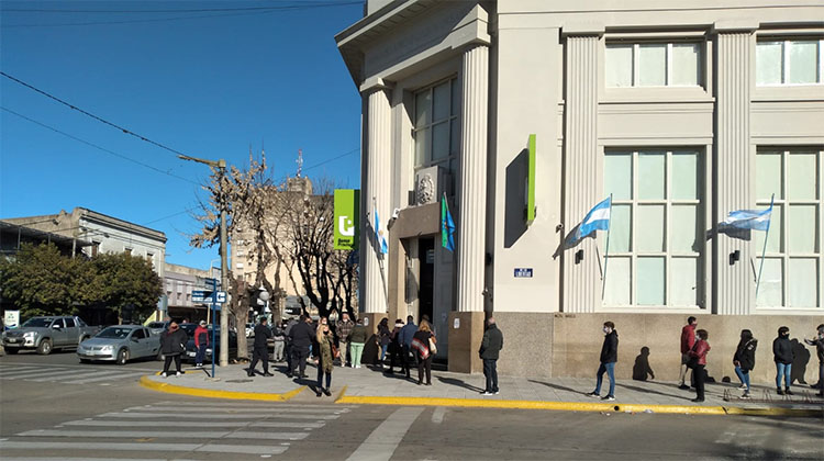Los bancos vuelven a atender sin turnos