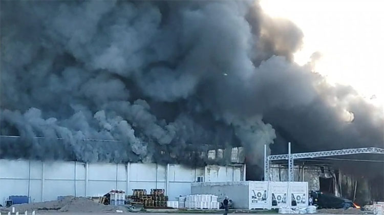 Voraz incendio destruy&oacute; la f&aacute;brica de l&aacute;cteos La Aurora