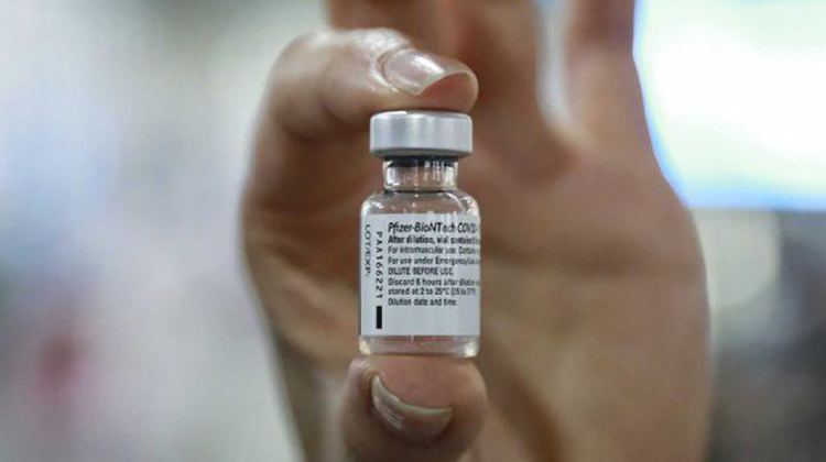 Pfizer podr&iacute;a tener "en 100 d&iacute;as" una nueva vacuna contra &Oacute;micron