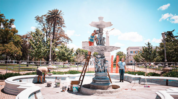 Comenzaron las obras de pintura en la fuente de Plaza Belgrano