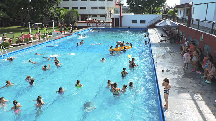 ​La Escuela de Hockey del Club Atl&eacute;tico de campamento y pileta