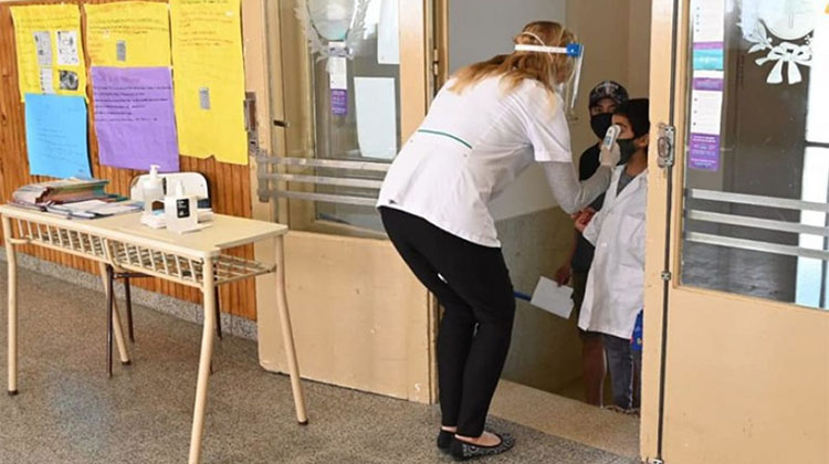 Eval&uacute;an  exigir pase sanitario en escuelas bonaerenses