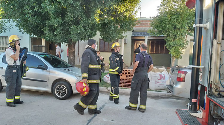 Principio de incendio en techo de vivienda