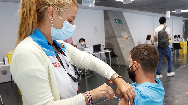 Los mayores de 18 a&ntilde;os podr&aacute;n acceder libremente a la tercera dosis