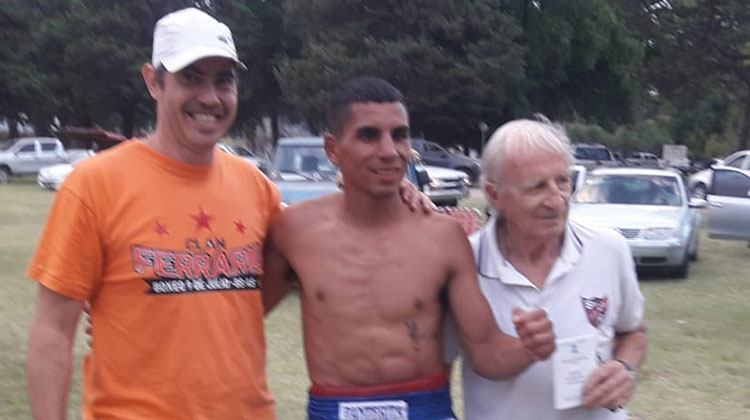 Boxeadores nuevejulienses pelean en Pig&uuml;&eacute;