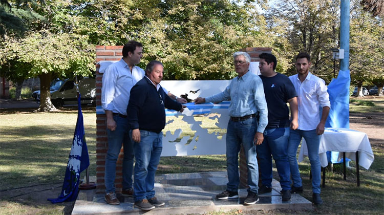 Primer monolito en homenaje a los Héroes de Malvinas