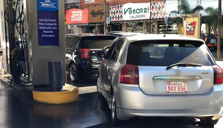 ​Autos y camiones con patente extranjera s&oacute;lo podr&aacute;n cargar infinia diesel a un precio de $240