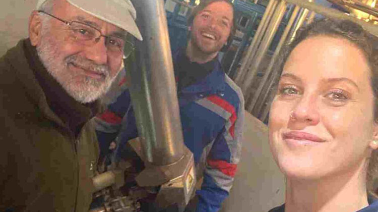 Es entrenadora de orde&ntilde;e y les ense&ntilde;a a las vacas a perderle el miedo a los robots