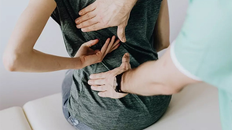 Escoliosis: Cu&aacute;les son las se&ntilde;ales que deben motivar la consulta