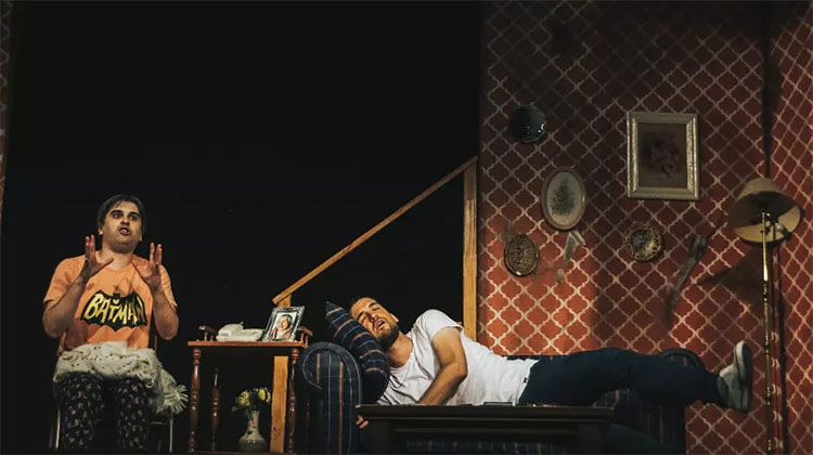 La obra "Mam&aacute;&aacute;&aacute;&aacute;, la familia no se elige" se presenta en la Biblioteca