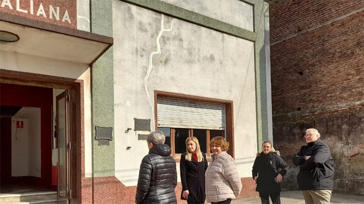 French: Biblioteca reabrió sus puertas