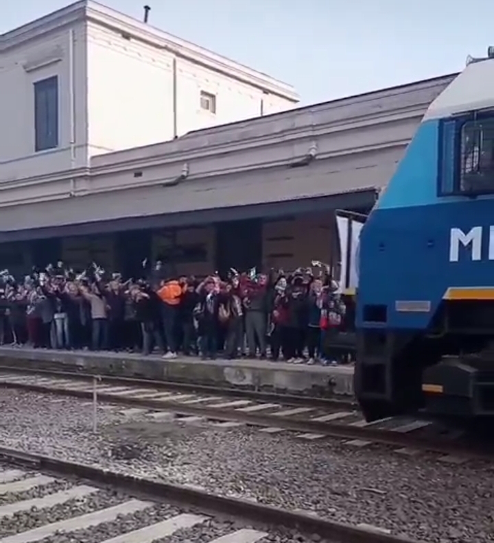 Volvi&oacute; el tren y los nuevejulienses celebraron su llegada
