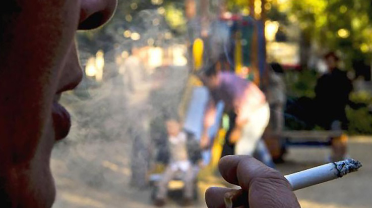 Buscan prohibir fumar en plazas y parques 