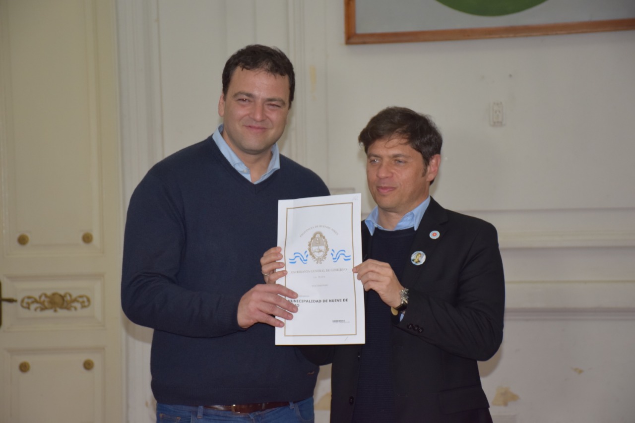 Kicillof entreg&oacute; a Barroso la escritura del denominado &ldquo;Monte de Gobierno&rdquo; 