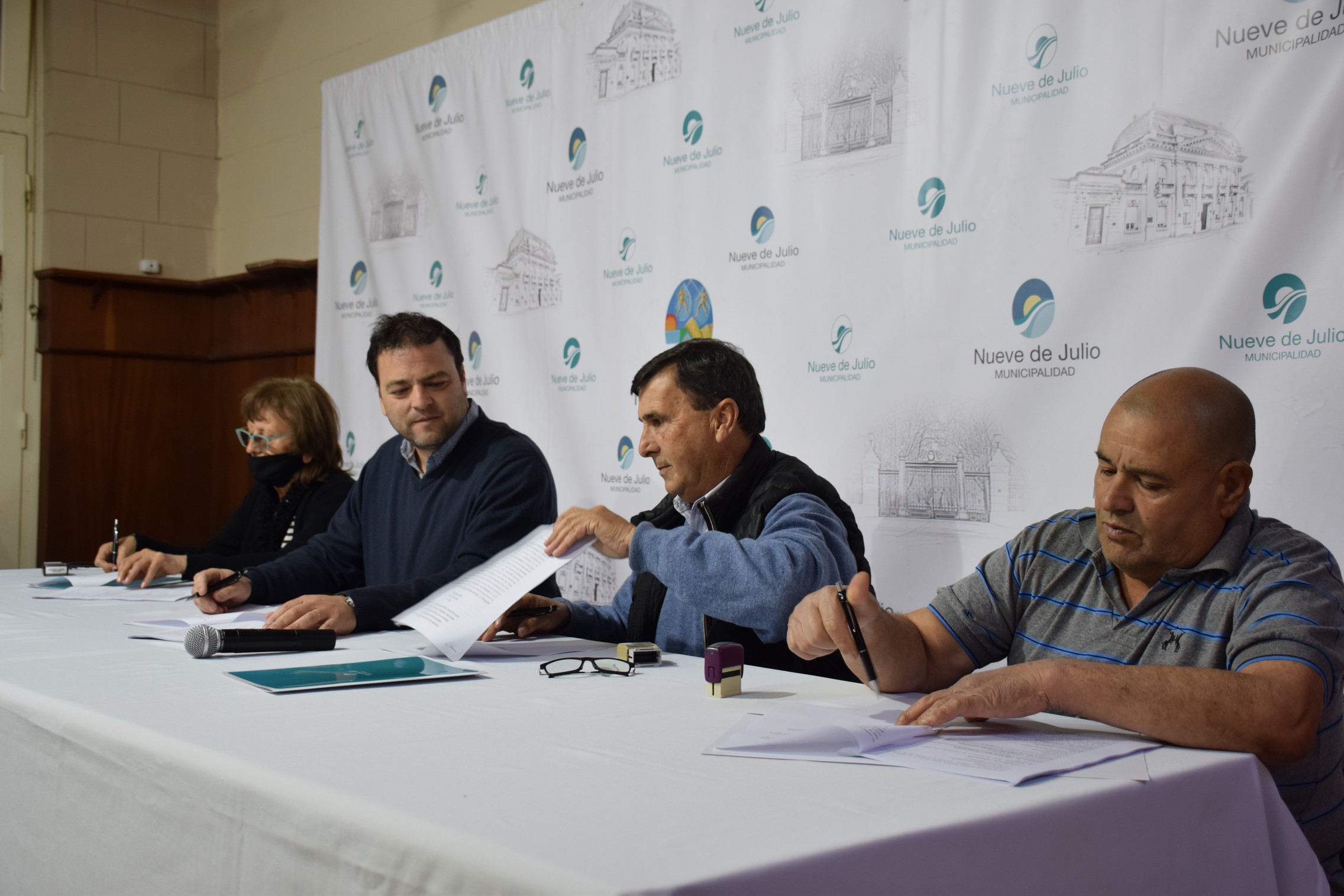​Barroso firm&oacute; el convenio colectivo de trabajo para empleados municipales