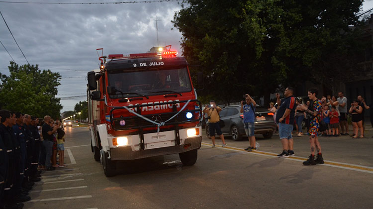 ​Bomberos present&oacute; su nueva autobomba