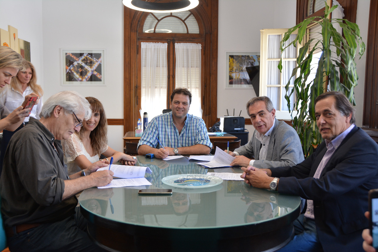 ​Barroso firm&oacute; el convenio para fomentar el Centro Comercial a Cielo Abierto