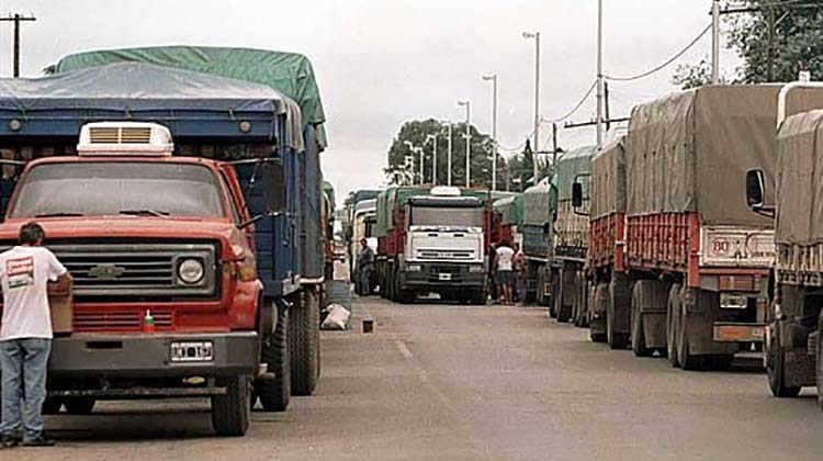Transportistas paralizan 180 mil camiones