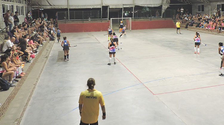 Comenz&oacute; el Torneo de Hockey Pista