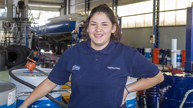 Primera Conductora de Camiones en Log&iacute;stica Diesel S.A.