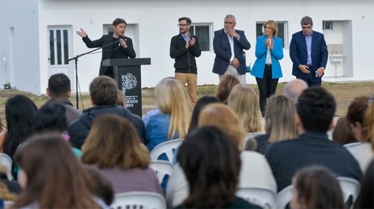 ​Kicillof encabez&oacute; el acto de entrega de 42 viviendas para familias de Bragado