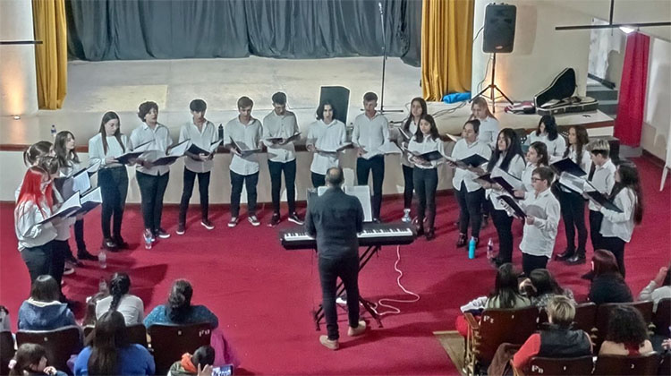 ​El Coro Santa Cecilia se present&oacute; en Carlos Tejedor