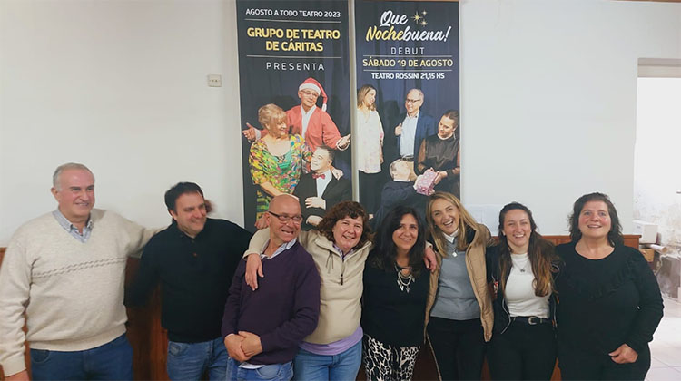 ​El Grupo de Teatro de Caritas present&oacute; al elenco de &ldquo;Que Noche Buena&rdquo;