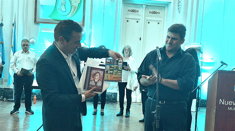 ​Coral Reencuentro celebr&oacute; sus 35 a&ntilde;os