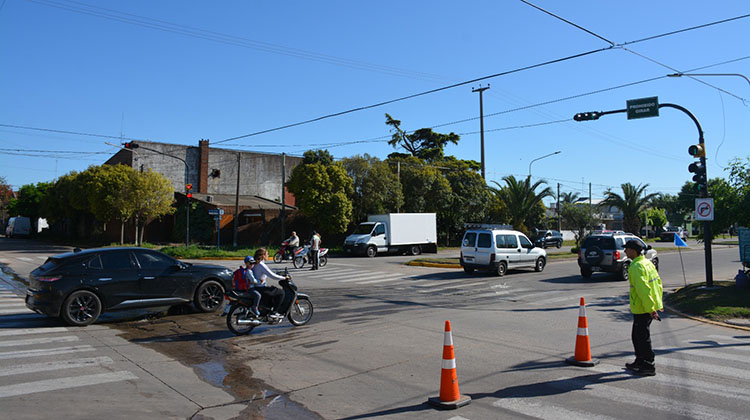 Ya funcionan los sem&aacute;foros de Urquiza y San Juan