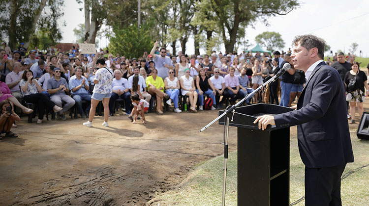 Trenque Lauquen: Kicillof entreg&oacute; 60 viviendas y puso en funcionamiento una ambulancia de alta complejidad