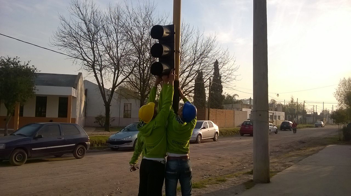 Se instala nuevo semáforo