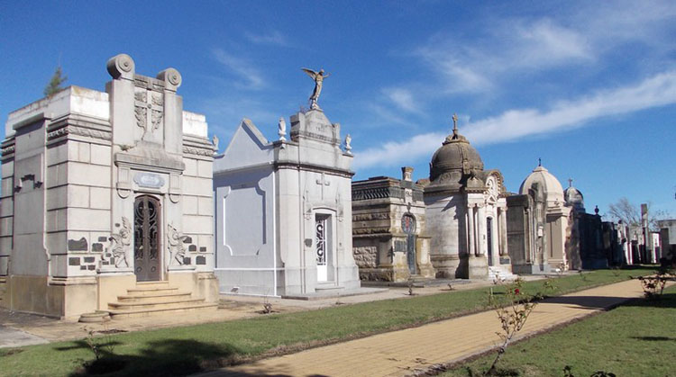 ​Visita guiada nocturna al Cementerio local