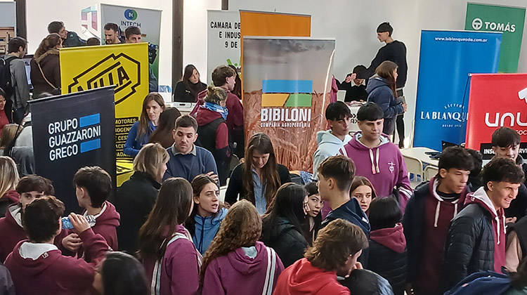 ​Multitudinaria presencia de j&oacute;venes en la Feria de Educaci&oacute;n y Empleo