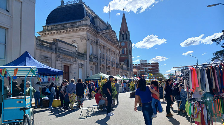 ​La comunidad disfrut&oacute; del Festival de Compras