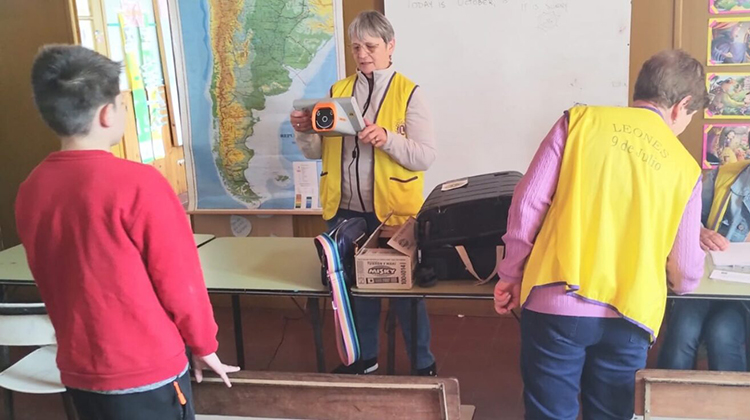 Club de Leones realizó control visual en niños