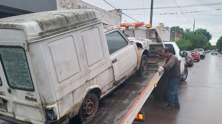 ​Comenz&oacute; a regularizarse la situaci&oacute;n de veh&iacute;culos abandonados en la v&iacute;a p&uacute;blica