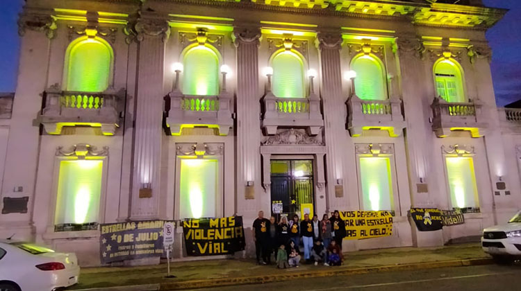 ​El palacio municipal se ilumin&oacute; de amarillo