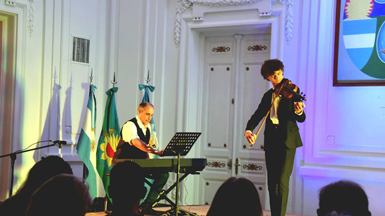 Marcelo Re  present&oacute; su  arte a la comunidad