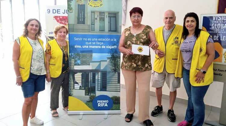 Club de Leones entreg&oacute; premio mensual de su rifa