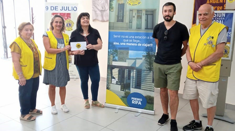 Club de Leones entregó premio mensual de su rifa