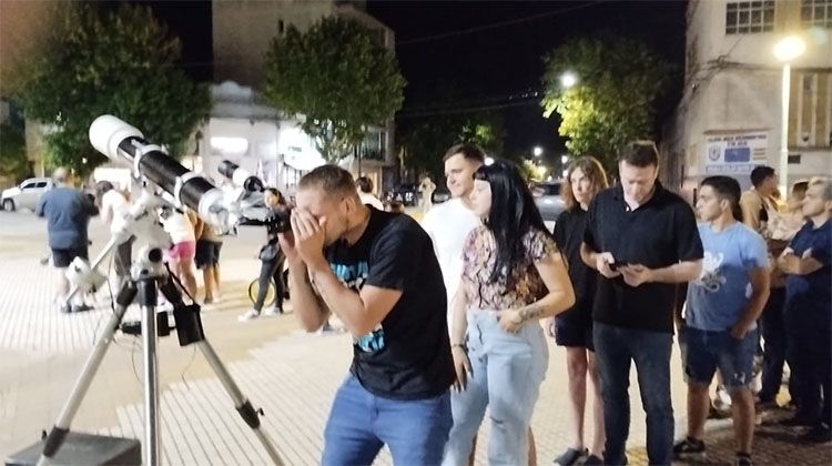 ​Mira el cielo con "Amigos del Espacio"