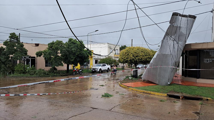 Graves da&ntilde;os por el temporal en Bragado