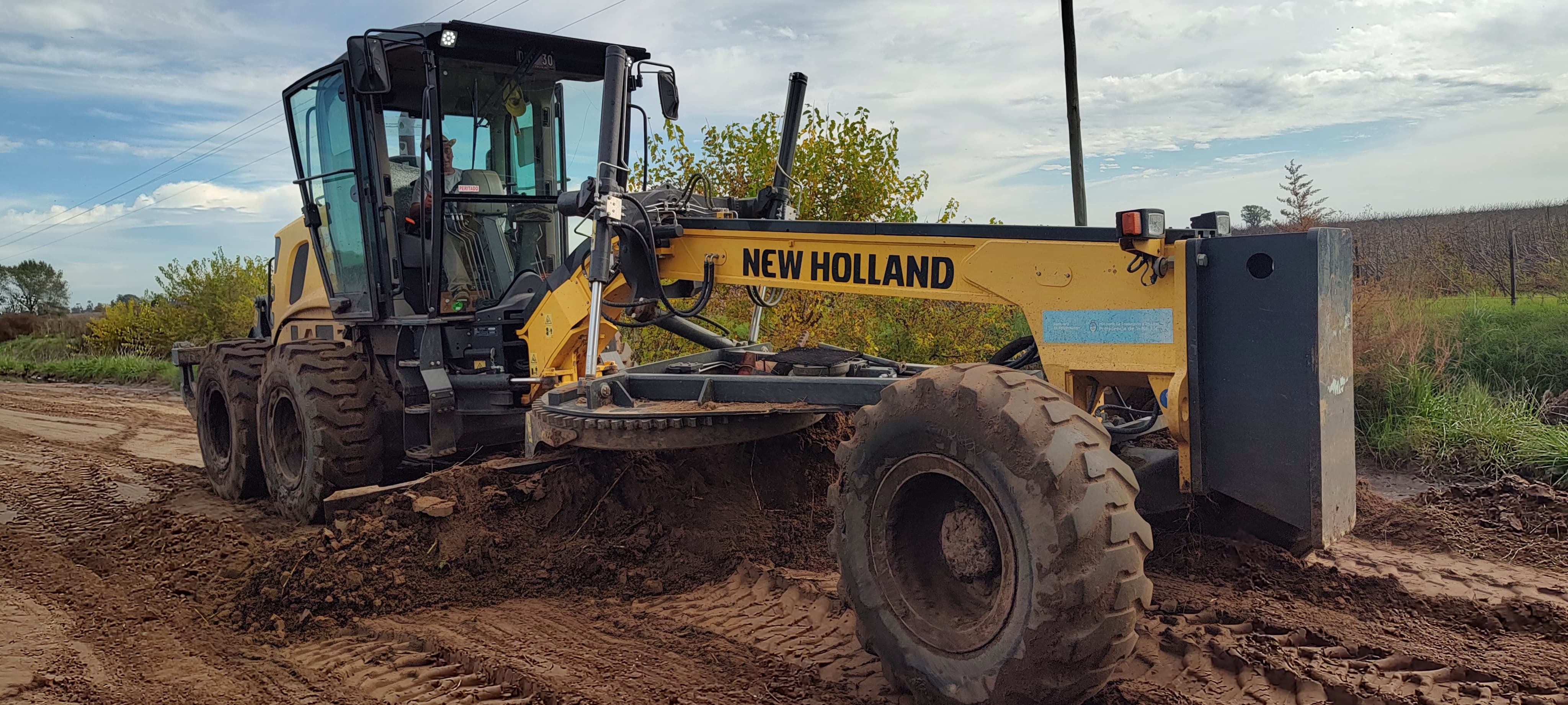 ​Contin&uacute;an los trabajos en caminos y canales rurales