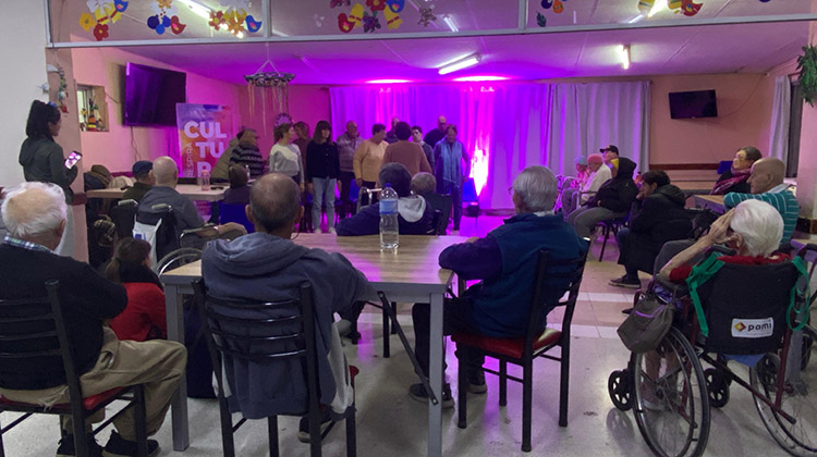 ​Ensayos abiertos lleg&oacute; al Hogar de Ancianos